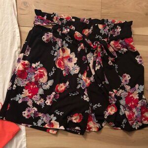 size  large   womens shorts black floral stretch top